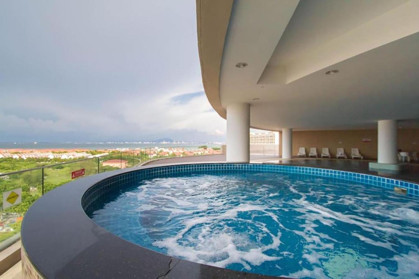 The Regency Luxury Suite -Gurney Strait Quay Tanjung Tokong Exterior foto